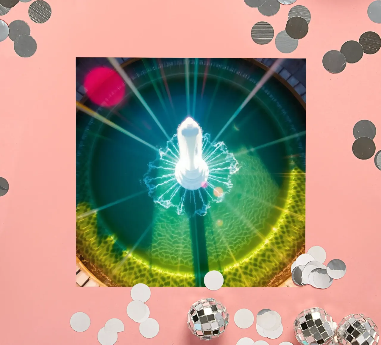 vue aérienne d'une fontaine avec des reflets lumineux colorés autocollant de DesignDoodle