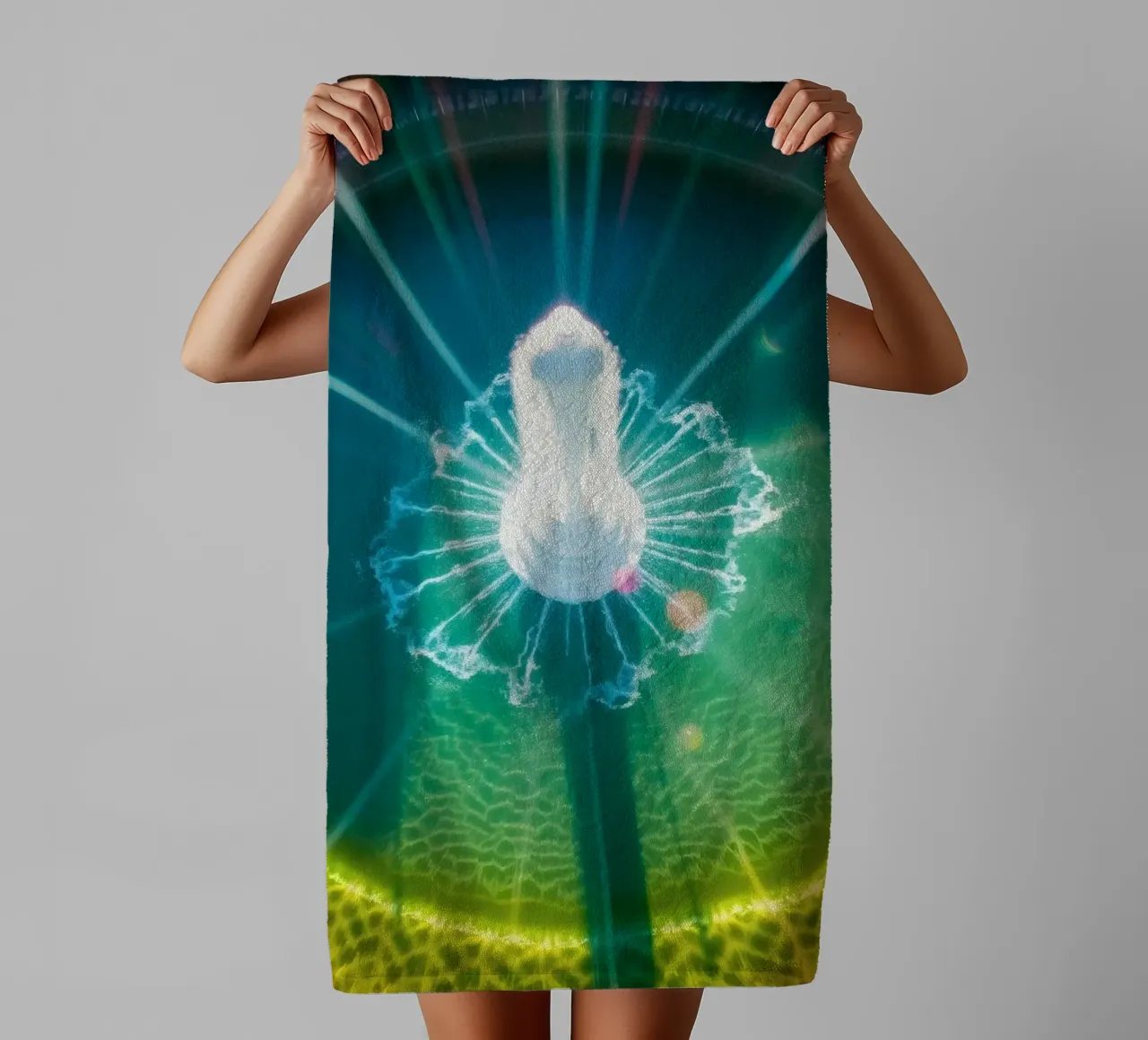 vue aérienne d'une fontaine avec des reflets lumineux colorés serviette de bain de DesignDoodle