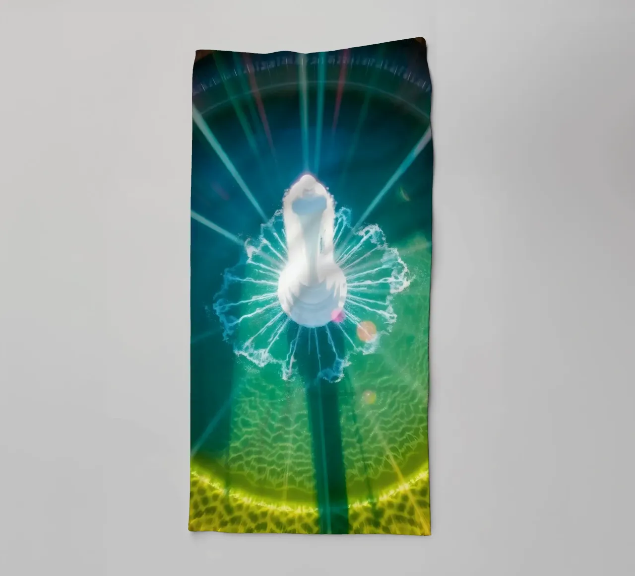 vue aérienne d'une fontaine avec des reflets lumineux colorés serviette de bain de DesignDoodle