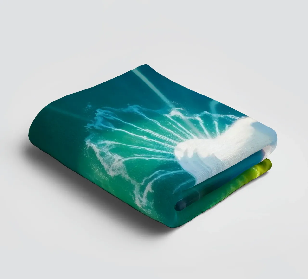 vue aérienne d'une fontaine avec des reflets lumineux colorés serviette de bain de DesignDoodle