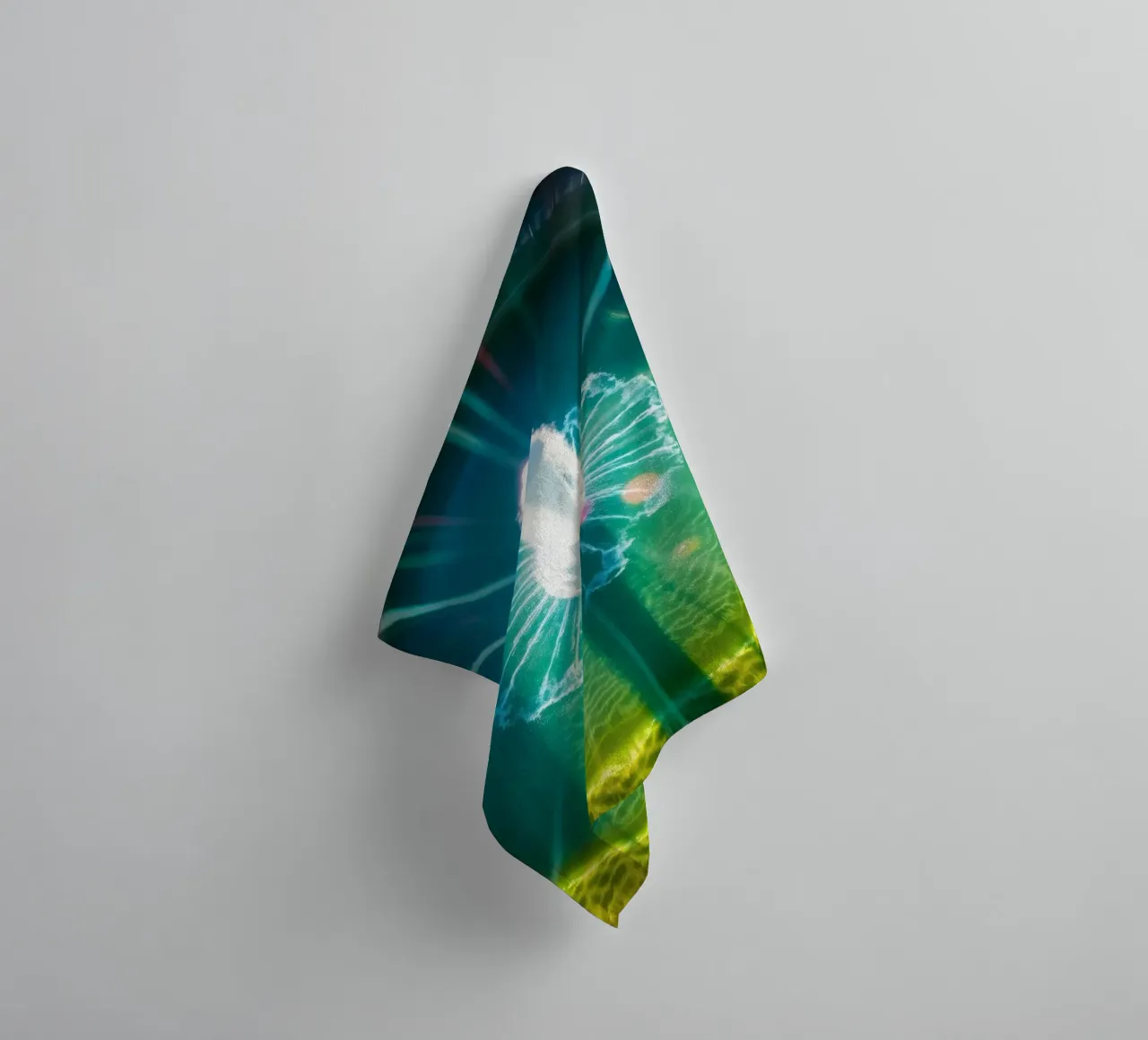 vue aérienne d'une fontaine avec des reflets lumineux colorés serviette de bain de DesignDoodle