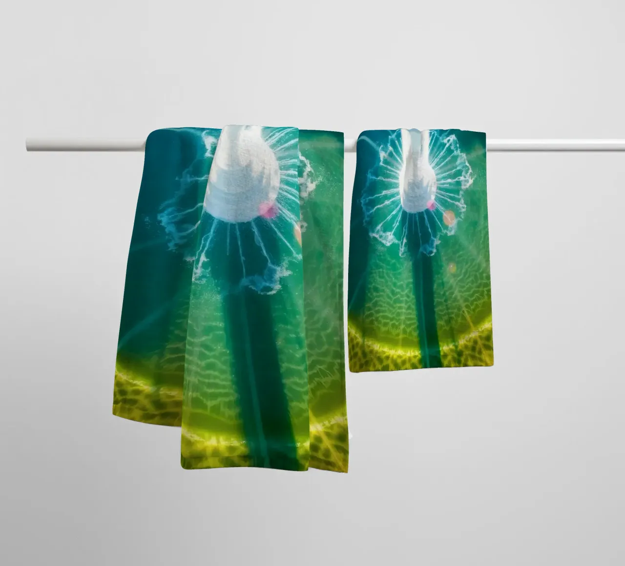 vue aérienne d'une fontaine avec des reflets lumineux colorés serviette de bain de DesignDoodle