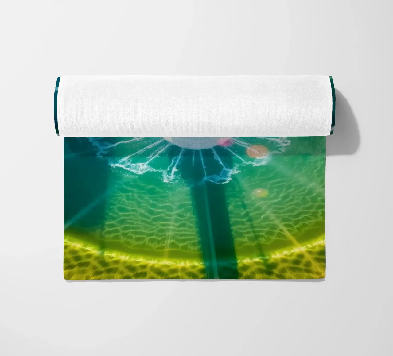 vista aerea di una fontana con riflessi di luce colorati telo mare da DesignDoodle