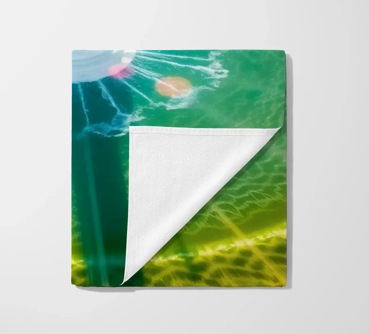 vista aerea di una fontana con riflessi di luce colorati telo mare da DesignDoodle