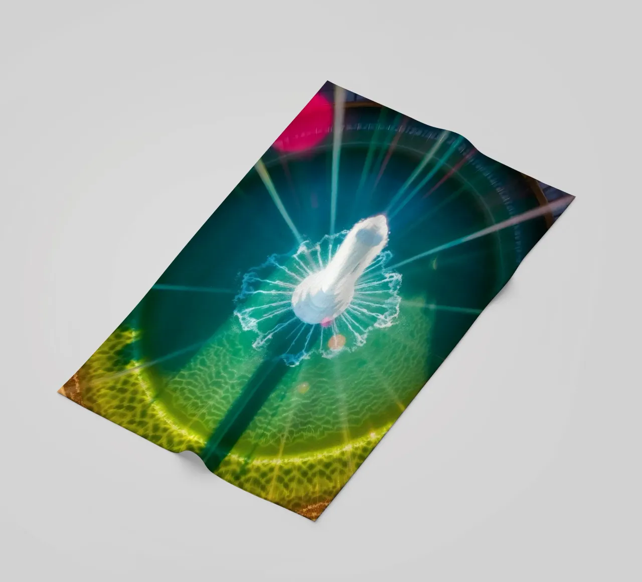 vista aerea di una fontana con riflessi di luce colorati telo mare da DesignDoodle