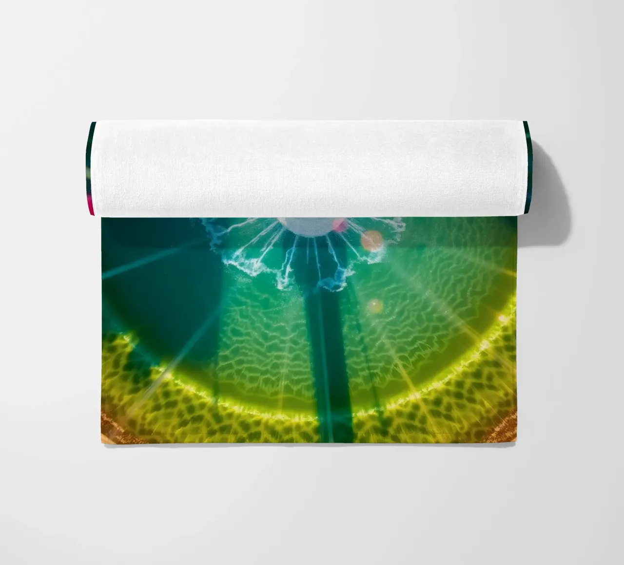 vista aerea di una fontana con riflessi di luce colorati telo mare da DesignDoodle