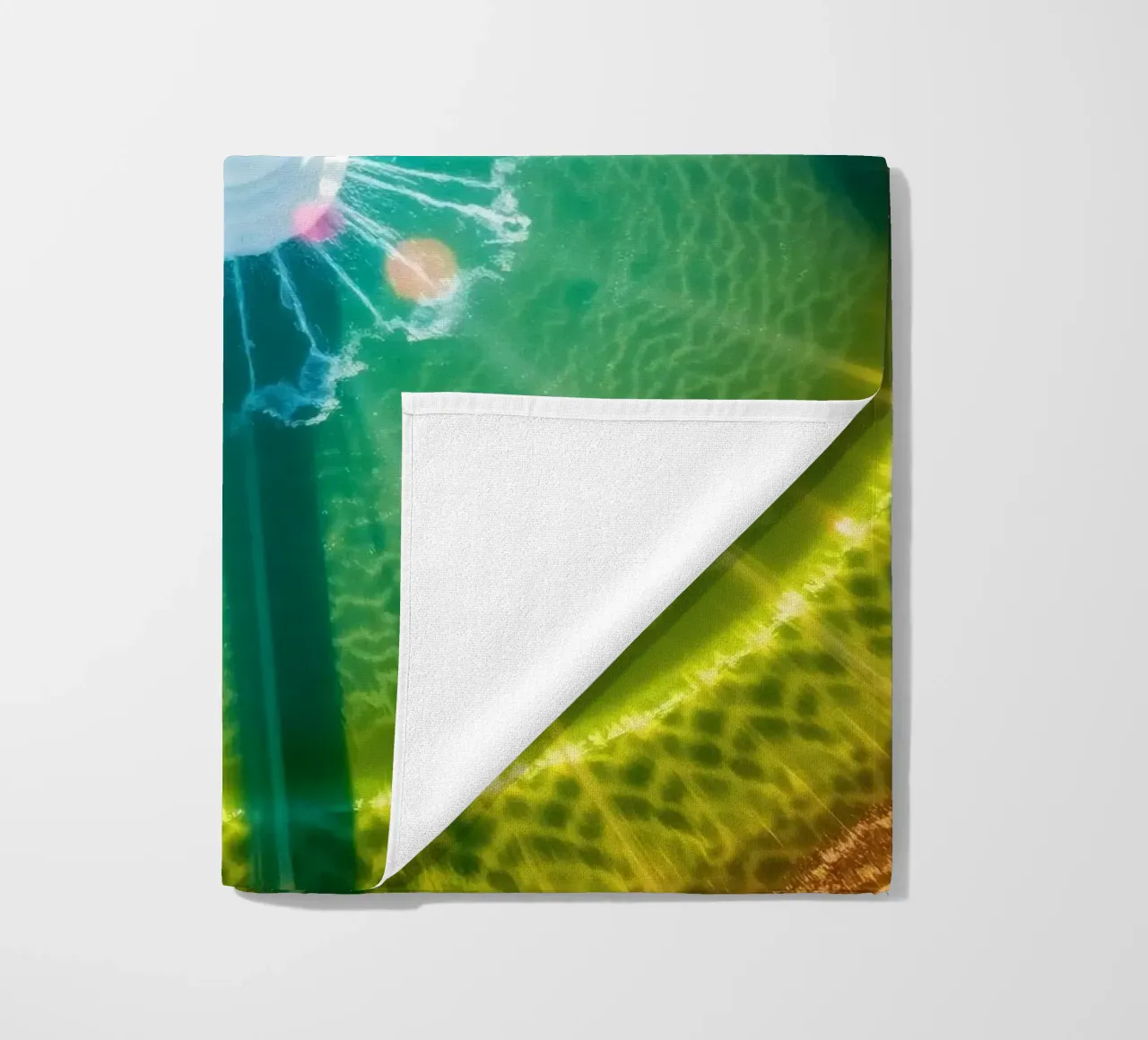 vista aerea di una fontana con riflessi di luce colorati telo mare da DesignDoodle