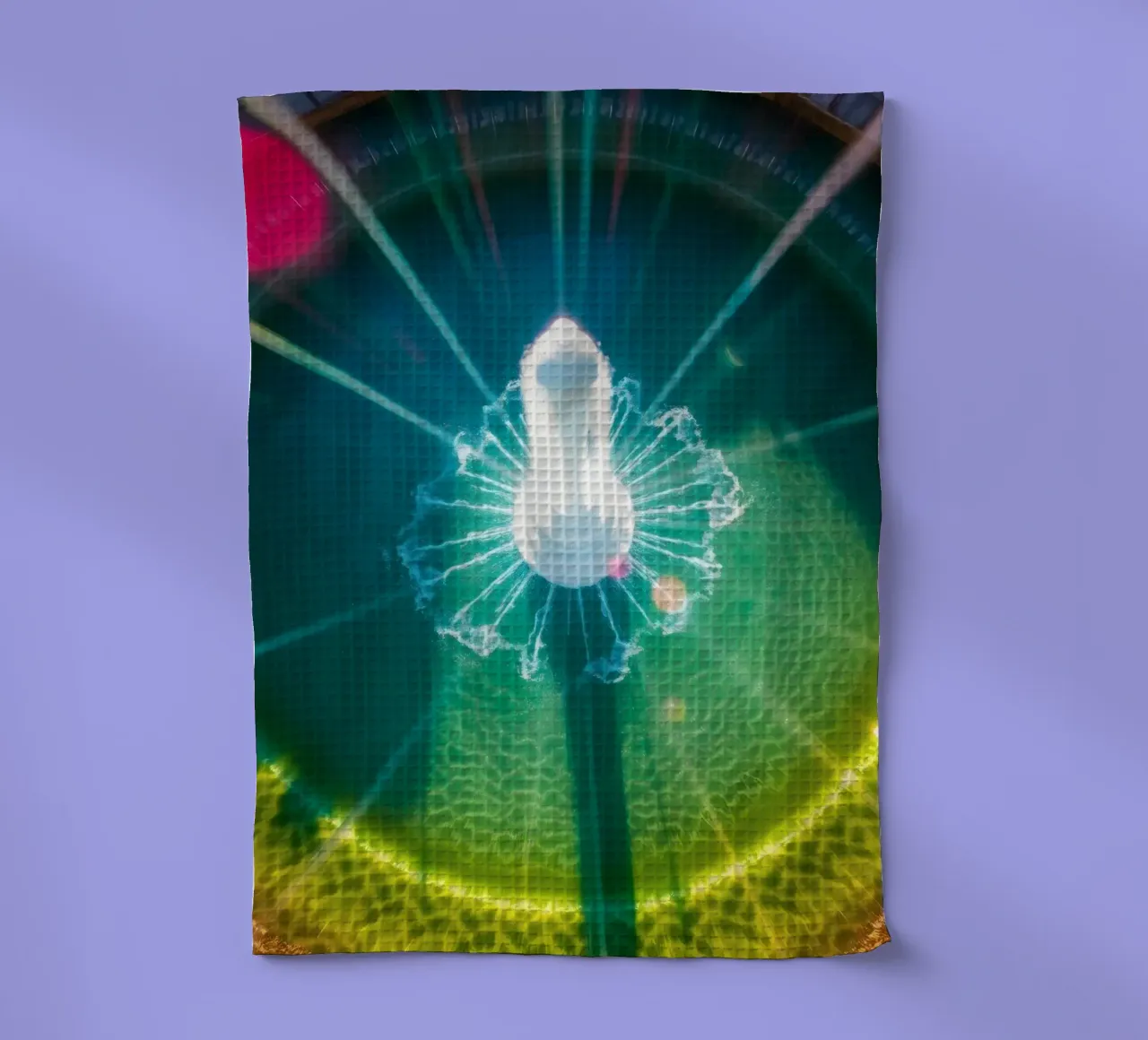 vue aérienne d'une fontaine avec des reflets lumineux colorés torchon de DesignDoodle