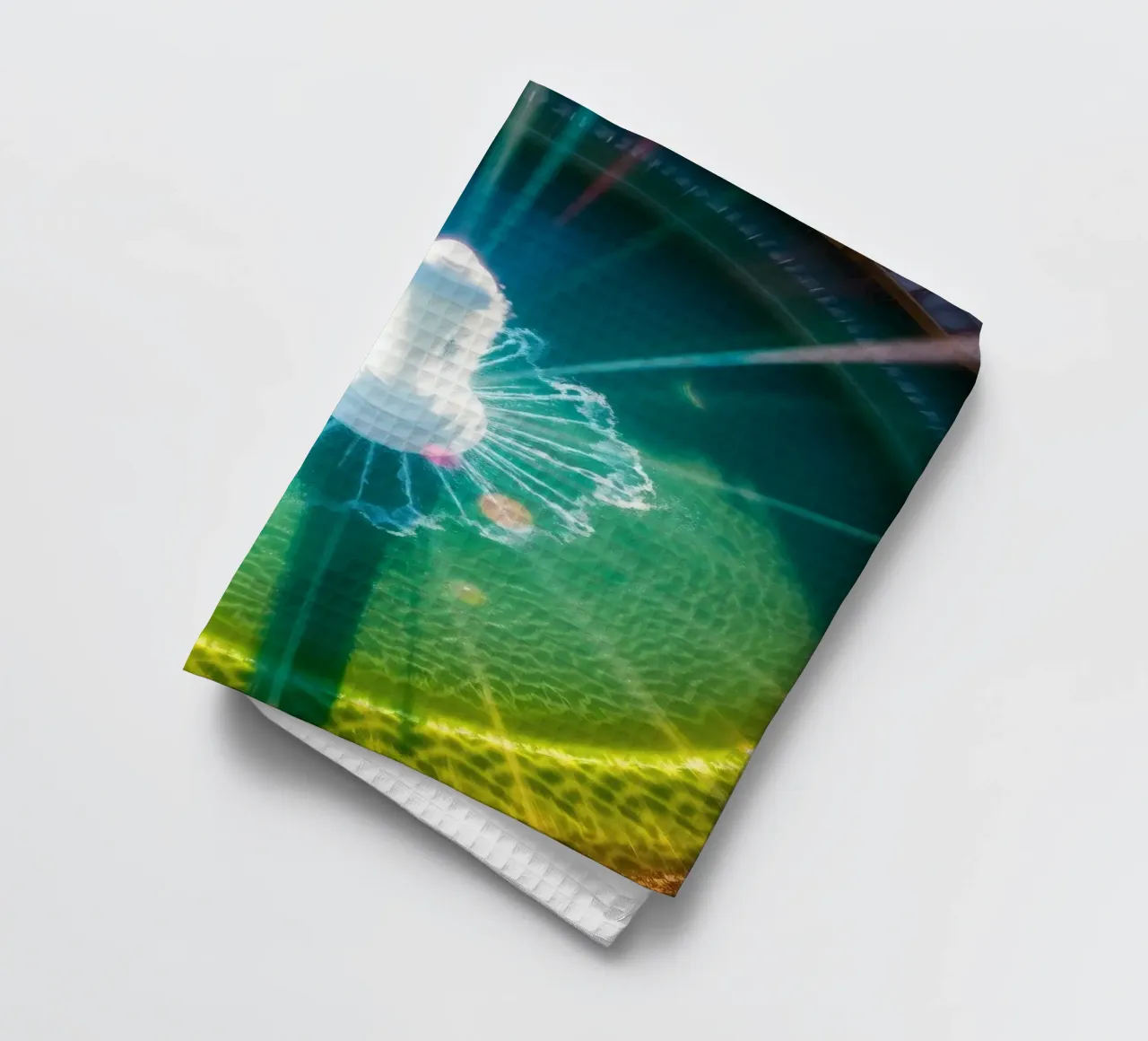 vue aérienne d'une fontaine avec des reflets lumineux colorés torchon de DesignDoodle