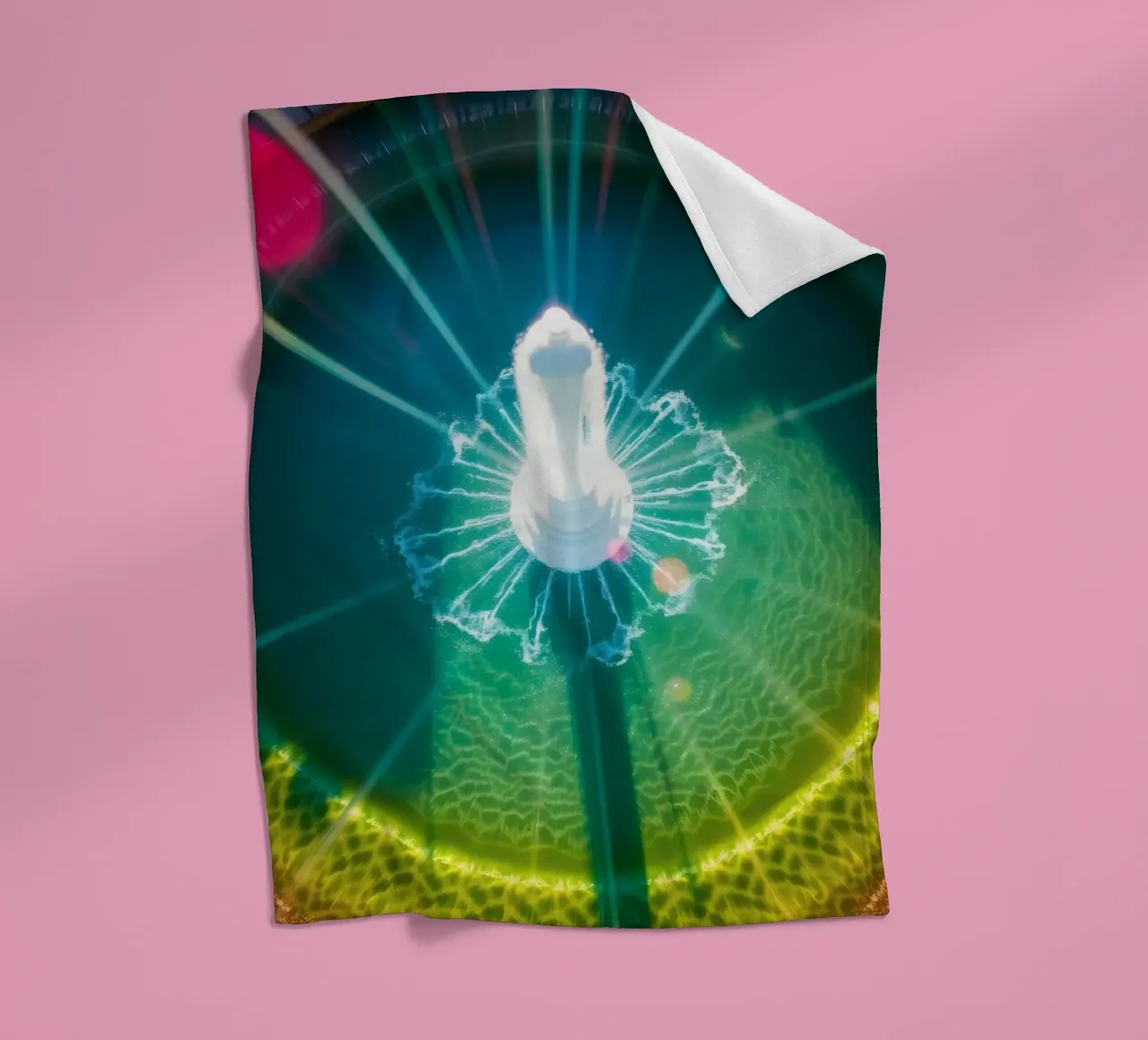 vista aerea di una fontana con riflessi di luce colorati coperta in pile da DesignDoodle
