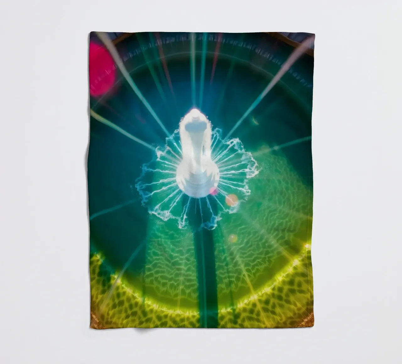 vista aerea di una fontana con riflessi di luce colorati coperta in pile da DesignDoodle