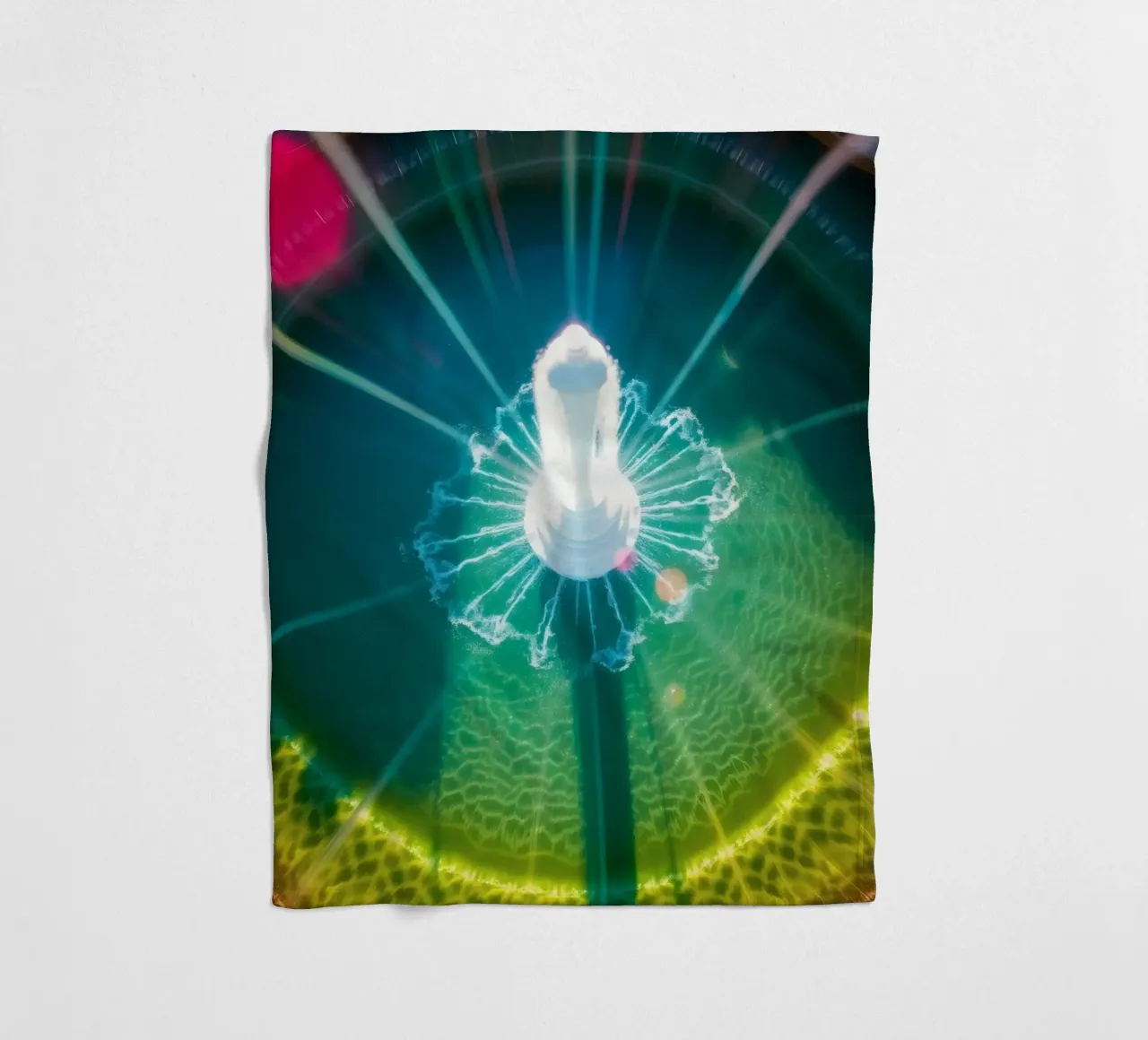 vista aerea di una fontana con riflessi di luce colorati coperta in pile da DesignDoodle