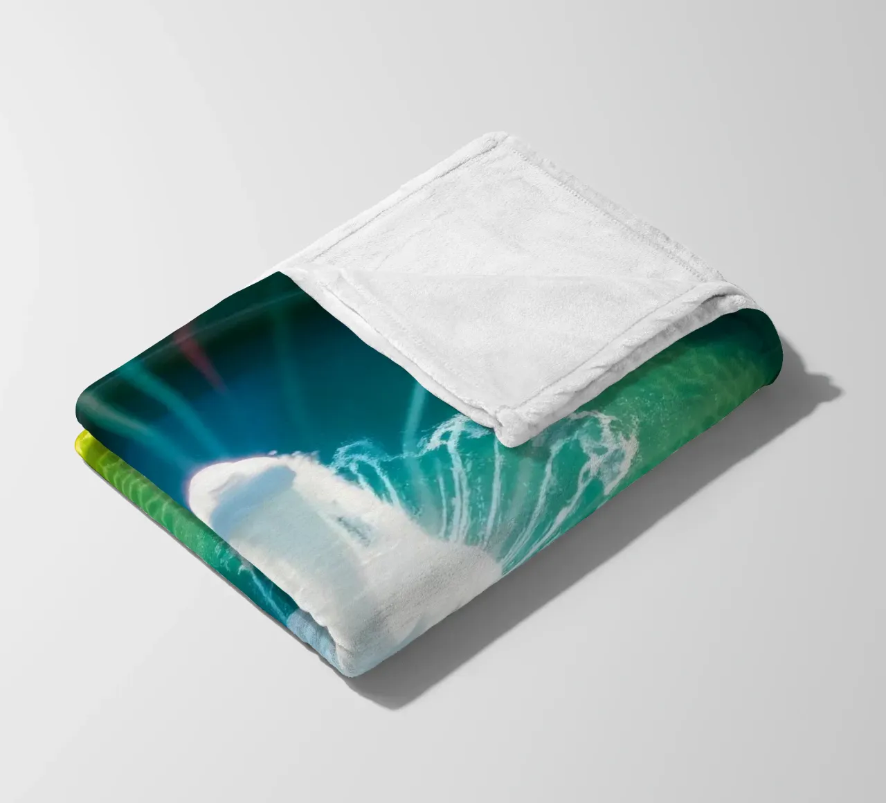 vista aerea di una fontana con riflessi di luce colorati coperta in pile da DesignDoodle