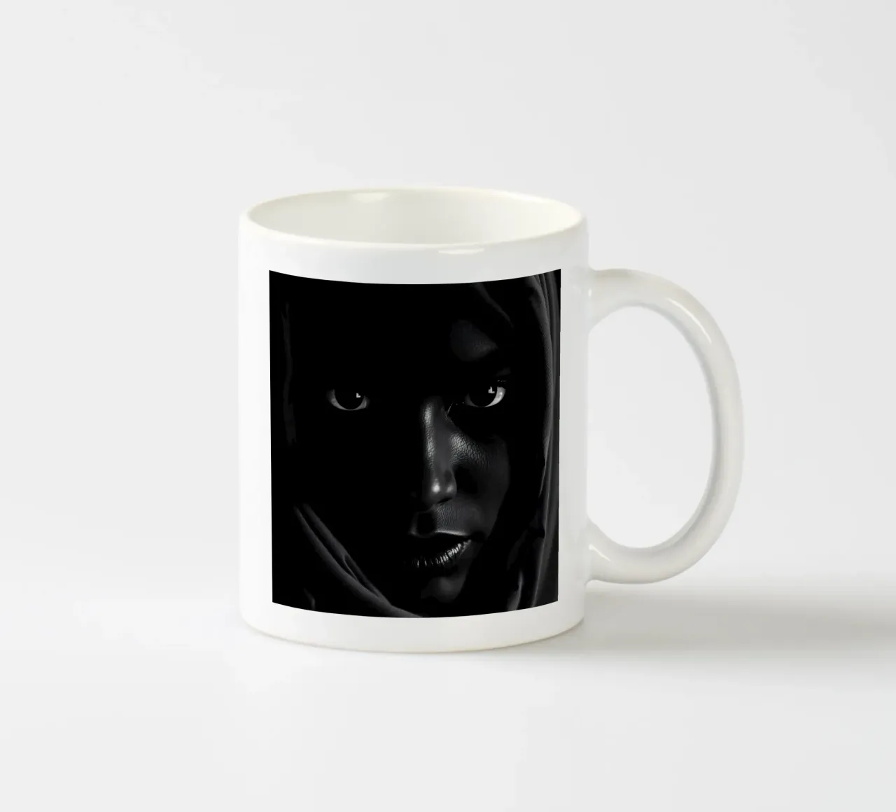 una giovane donna nera dallo sguardo intenso che indossa una sciarpa scura tazza in ceramica da DesignDoodle
