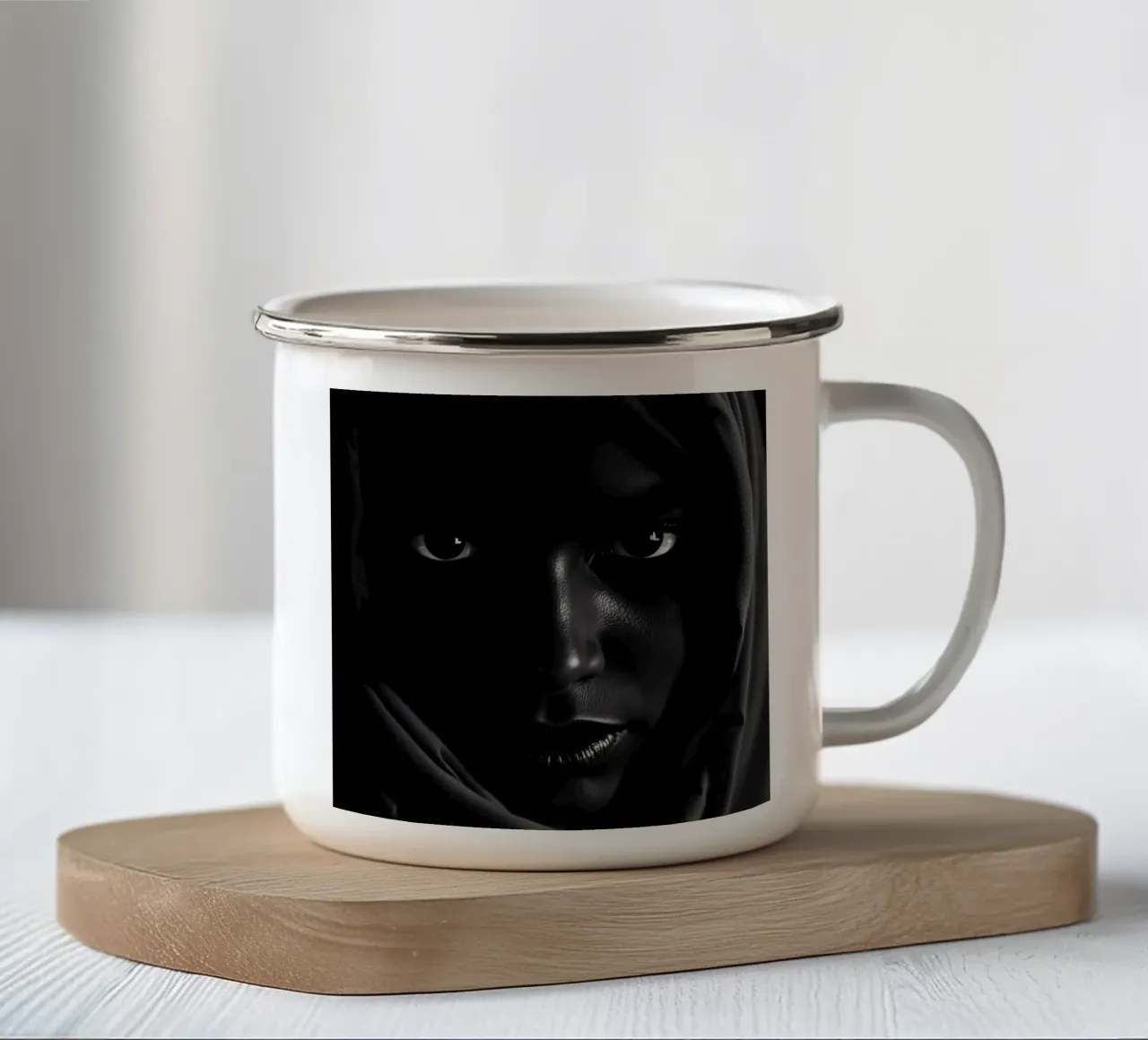 una giovane donna nera dallo sguardo intenso che indossa una sciarpa scura tazza in smalto da DesignDoodle
