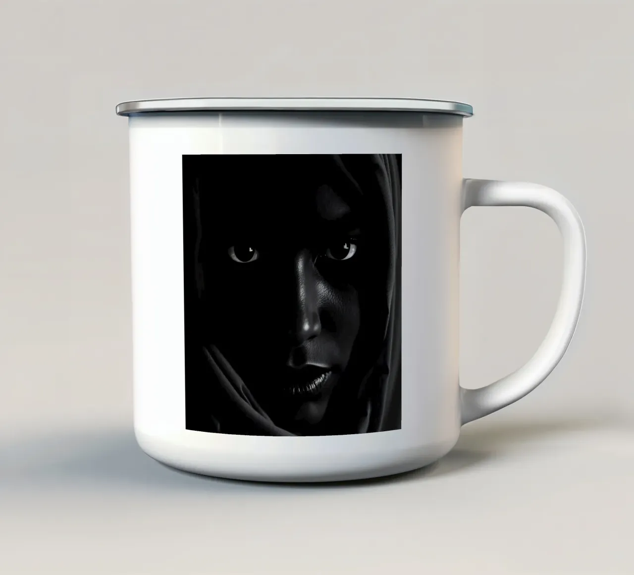 una giovane donna nera dallo sguardo intenso che indossa una sciarpa scura tazza in smalto da DesignDoodle