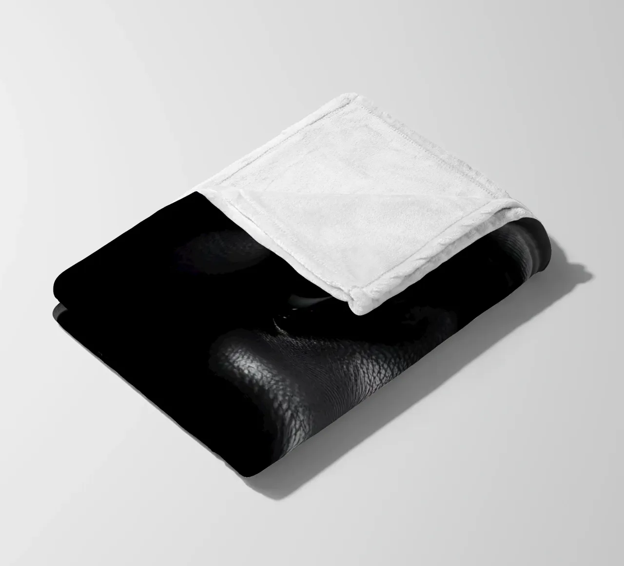 una giovane donna nera dallo sguardo intenso che indossa una sciarpa scura coperta in pile da DesignDoodle
