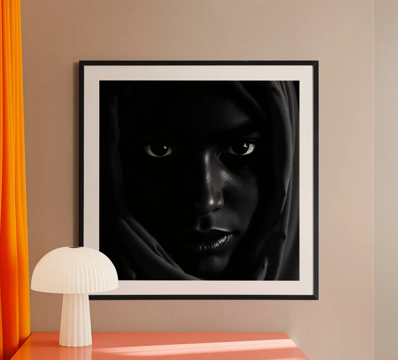 una giovane donna nera dallo sguardo intenso che indossa una sciarpa scura carta hahnemühle da DesignDoodle