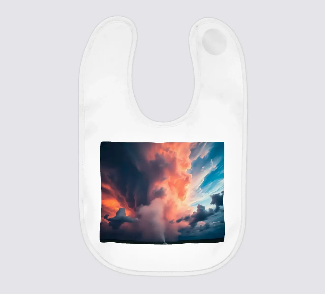 Drammatiche nuvole temporalesche illuminate dal tramonto su un campo bavaglino da DesignDoodle