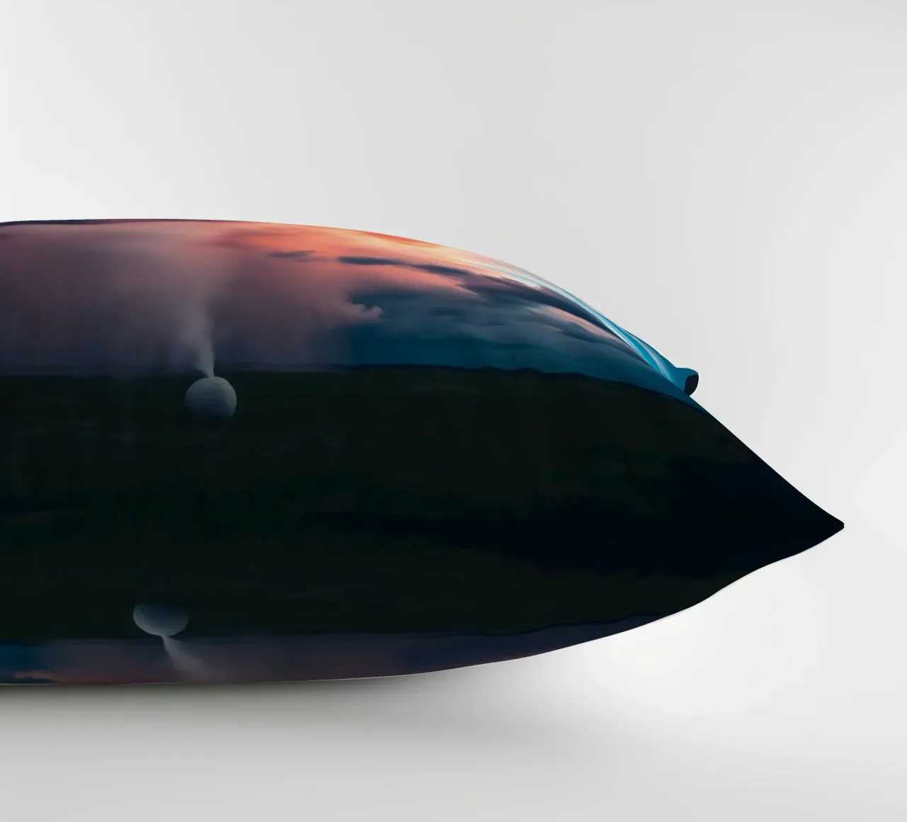 Drammatiche nuvole temporalesche illuminate dal tramonto su un campo cuscino da DesignDoodle