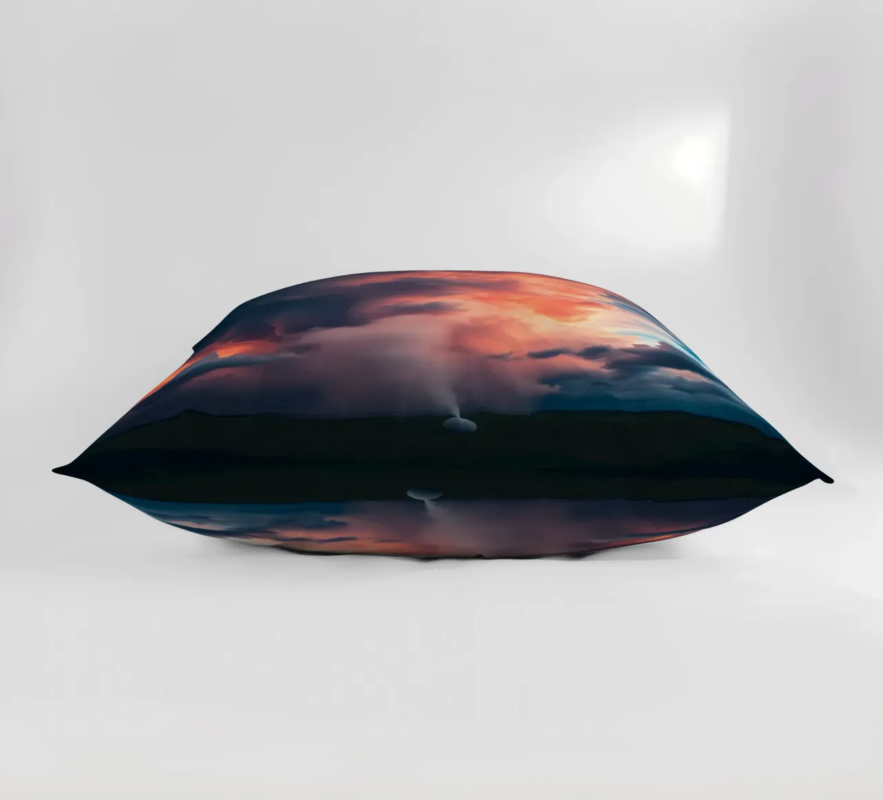 Drammatiche nuvole temporalesche illuminate dal tramonto su un campo cuscino da DesignDoodle