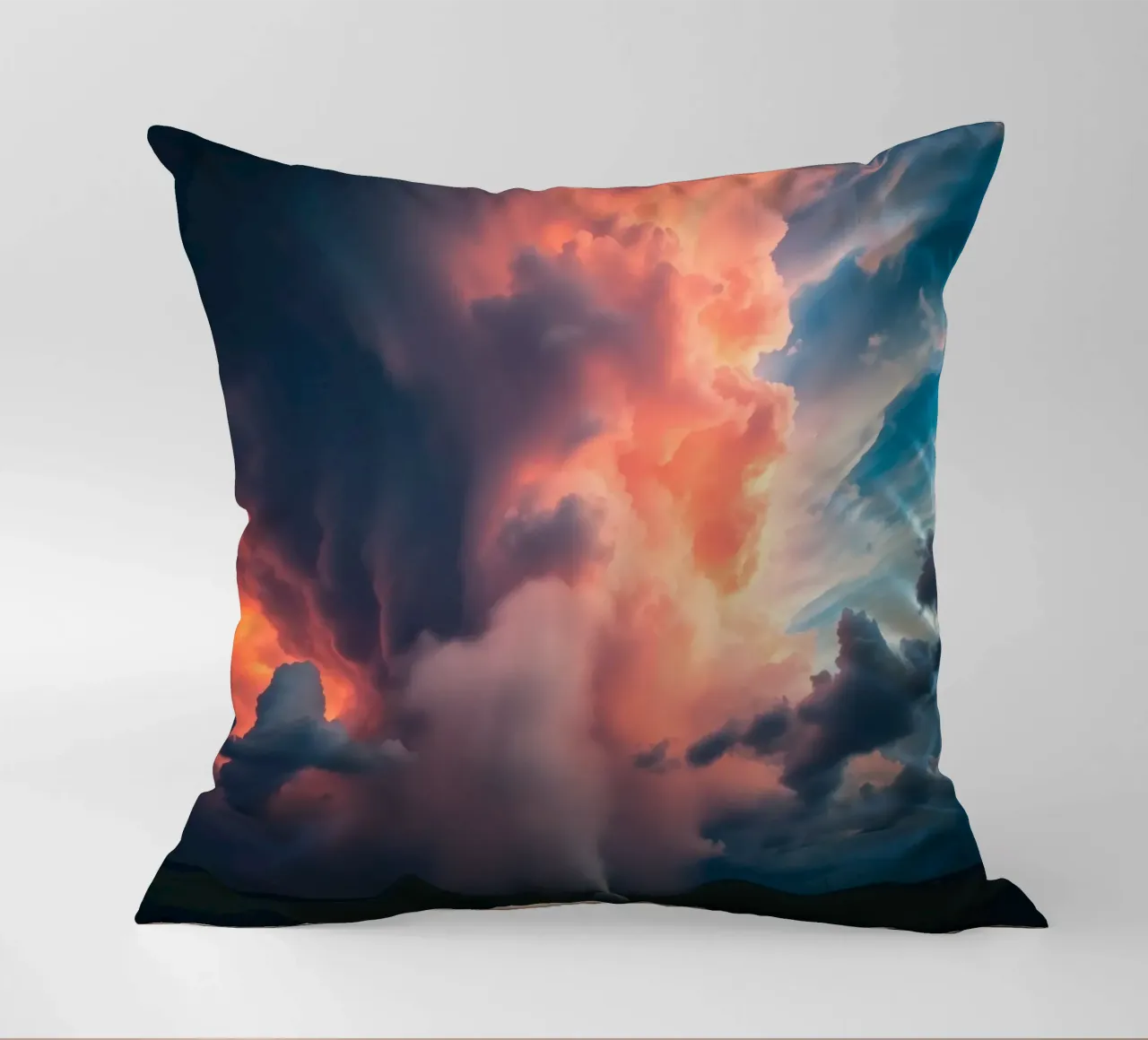 Drammatiche nuvole temporalesche illuminate dal tramonto su un campo cuscino da DesignDoodle