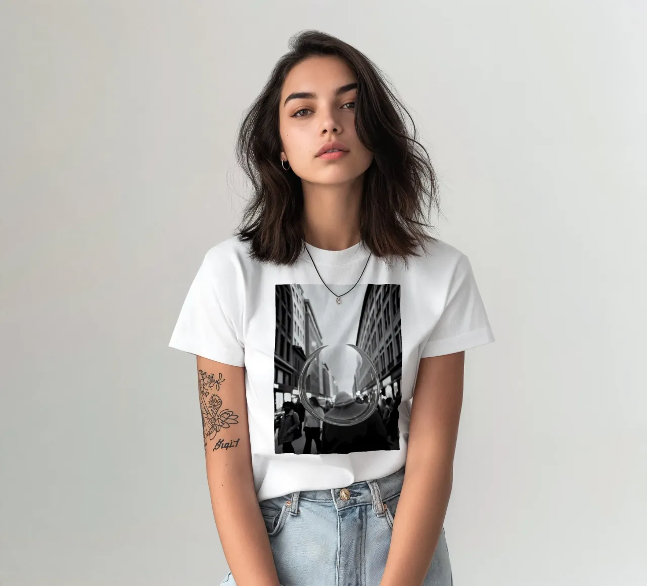 Strada urbana affollata catturata in bianco e nero , bolla di sapone t-shirt da DesignDoodle