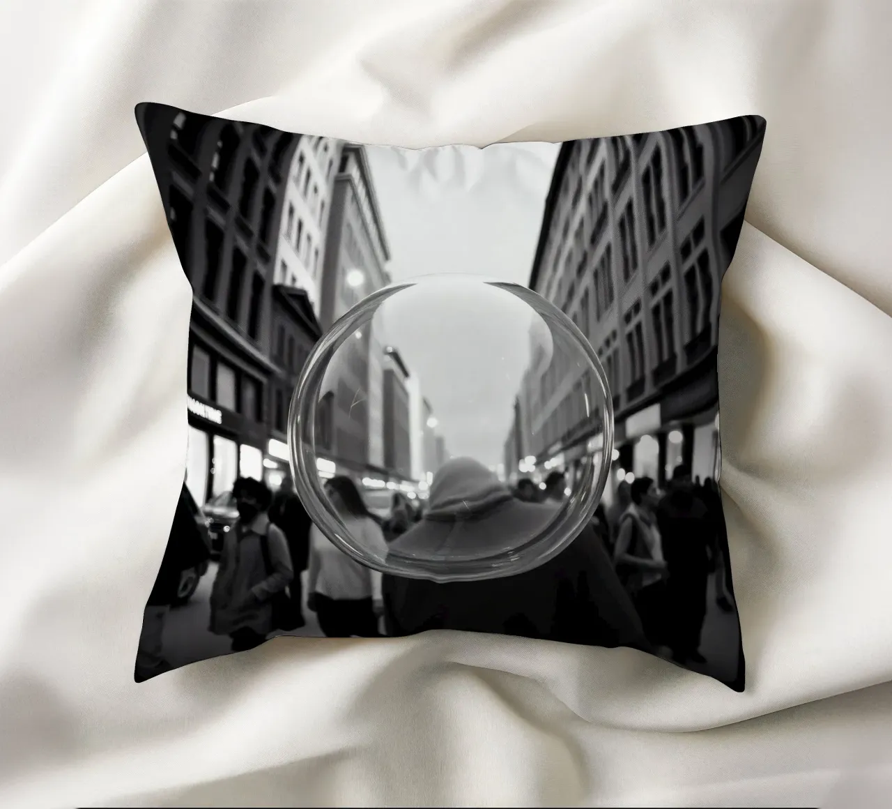 Strada urbana affollata catturata in bianco e nero , bolla di sapone cuscino da DesignDoodle