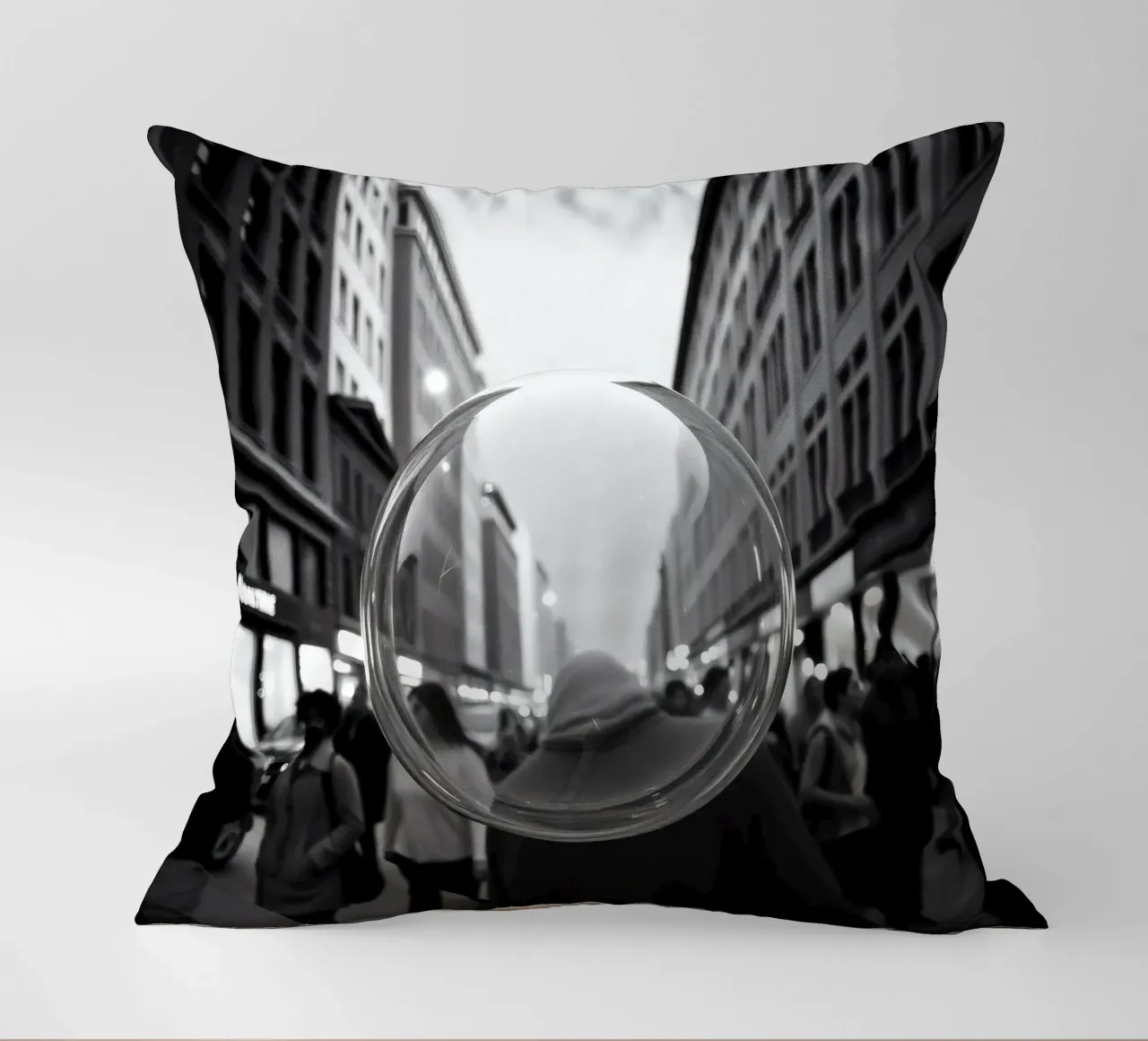 Strada urbana affollata catturata in bianco e nero , bolla di sapone cuscino da DesignDoodle