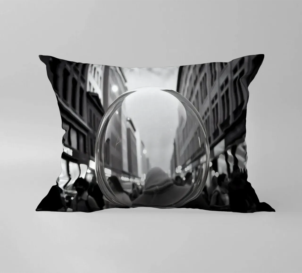 Strada urbana affollata catturata in bianco e nero , bolla di sapone cuscino da DesignDoodle