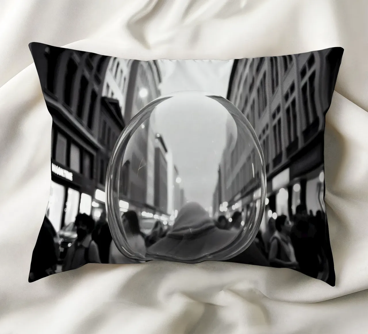 Strada urbana affollata catturata in bianco e nero , bolla di sapone cuscino da DesignDoodle