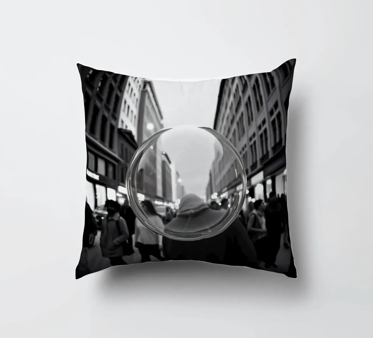 Strada urbana affollata catturata in bianco e nero , bolla di sapone cuscino da DesignDoodle