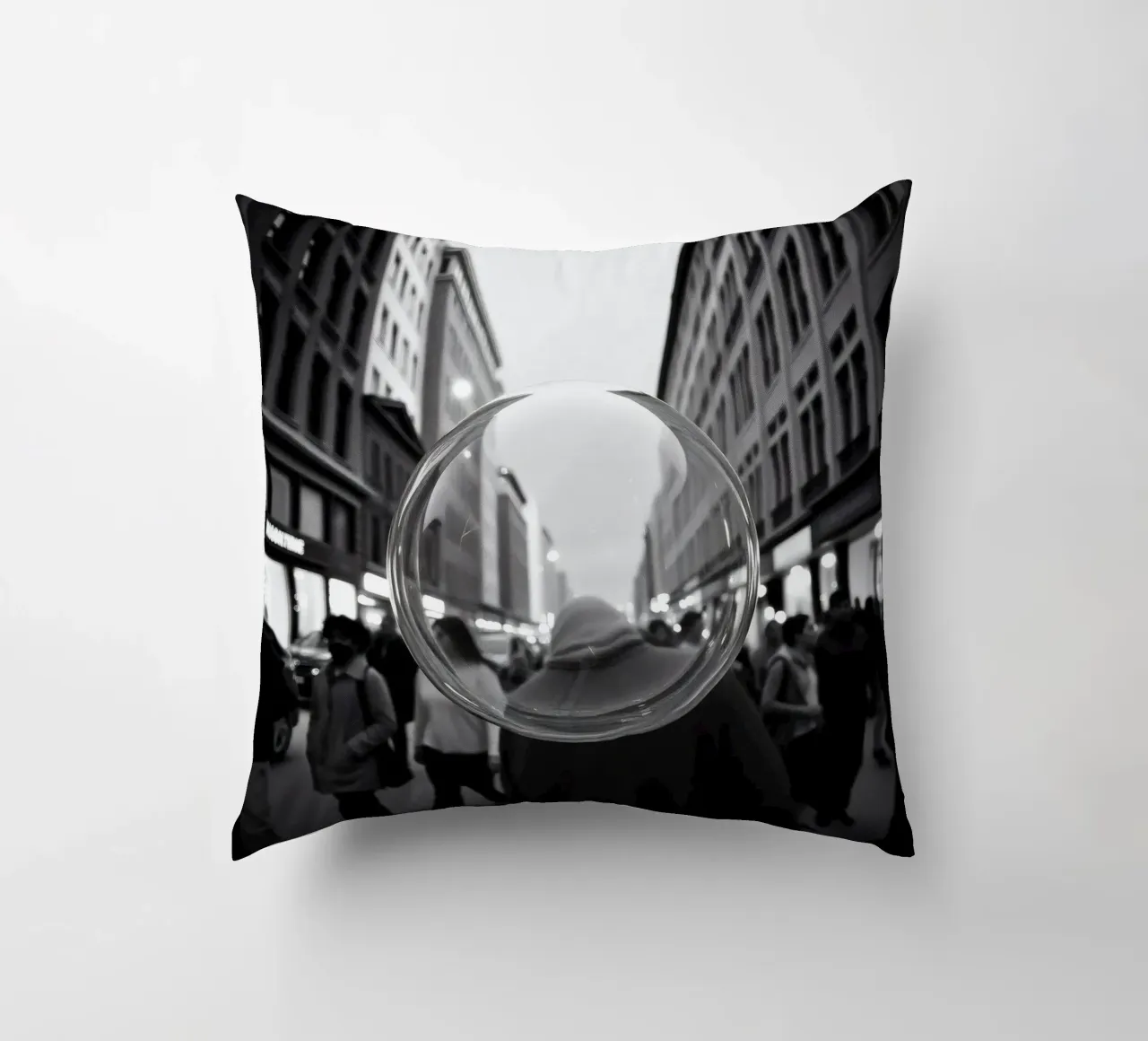 Strada urbana affollata catturata in bianco e nero , bolla di sapone cuscino da DesignDoodle