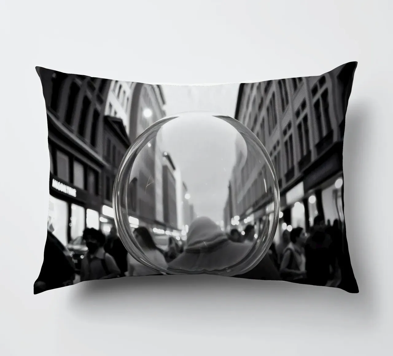 Strada urbana affollata catturata in bianco e nero , bolla di sapone cuscino da DesignDoodle