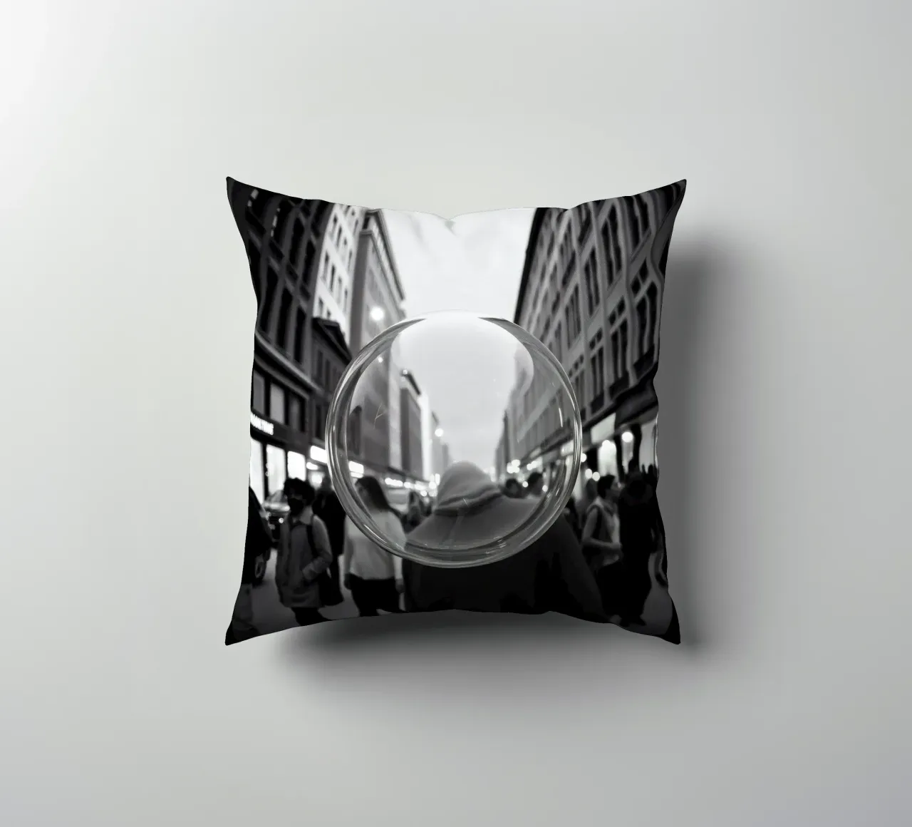 Strada urbana affollata catturata in bianco e nero , bolla di sapone cuscino da DesignDoodle