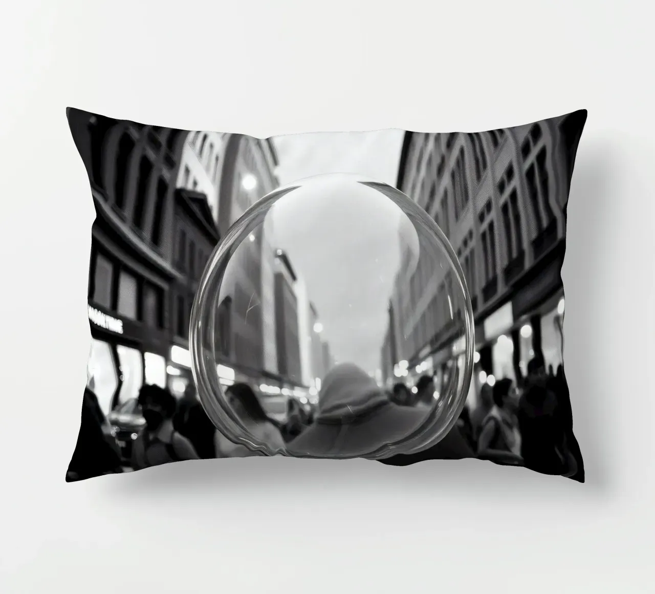 Strada urbana affollata catturata in bianco e nero , bolla di sapone cuscino da DesignDoodle