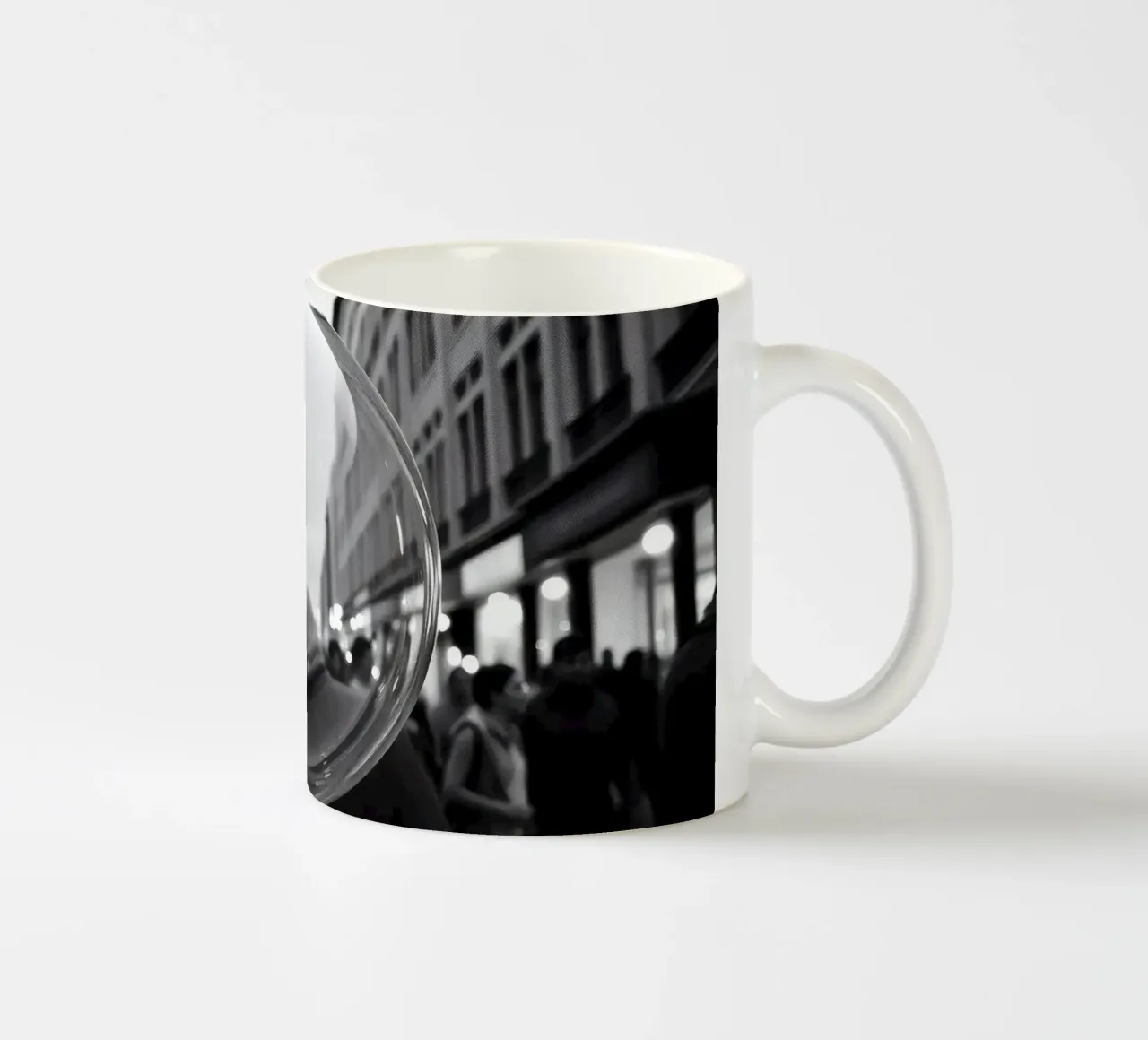 Strada urbana affollata catturata in bianco e nero , bolla di sapone tazza in ceramica da DesignDoodle