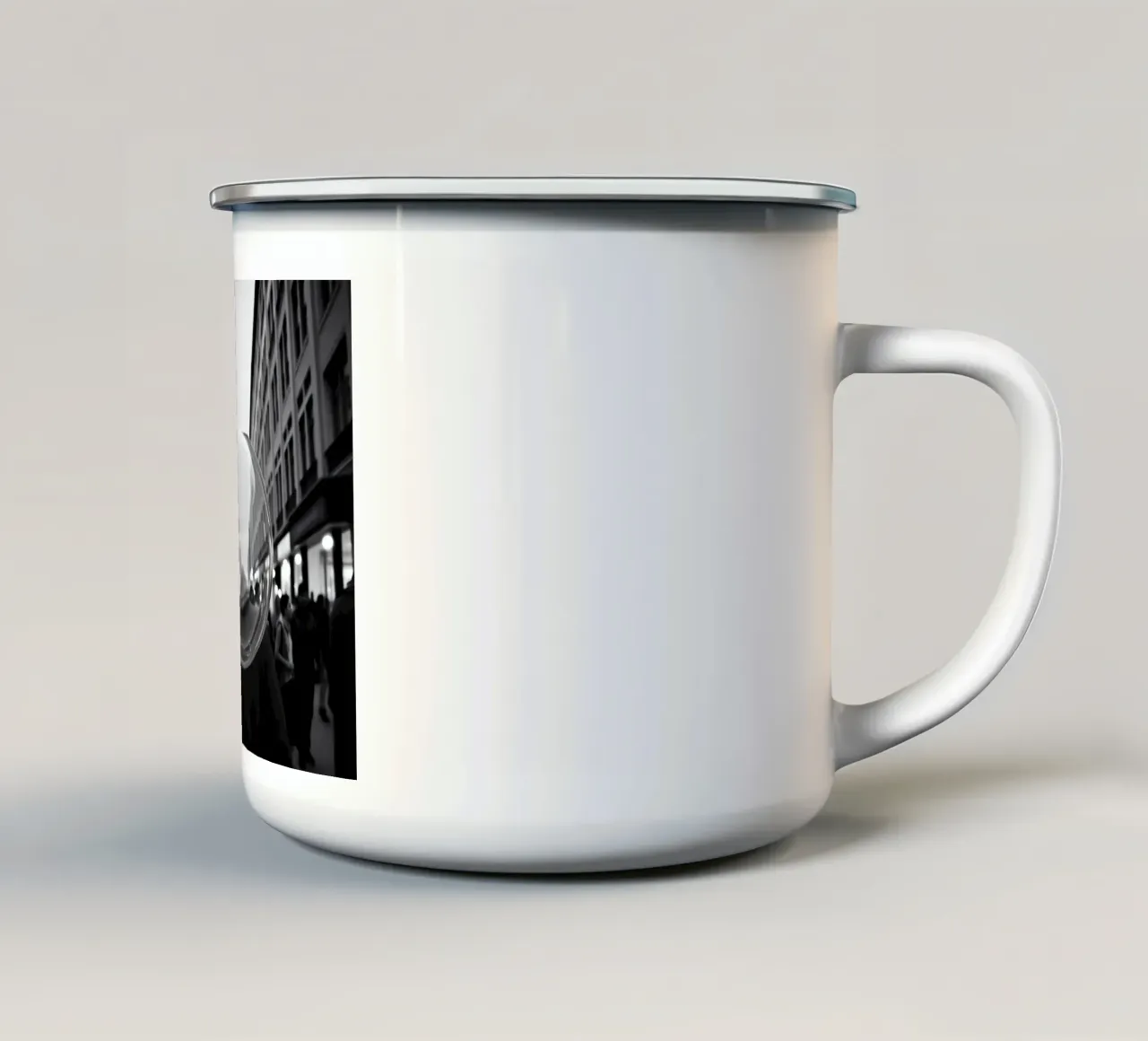 Strada urbana affollata catturata in bianco e nero , bolla di sapone tazza in smalto da DesignDoodle