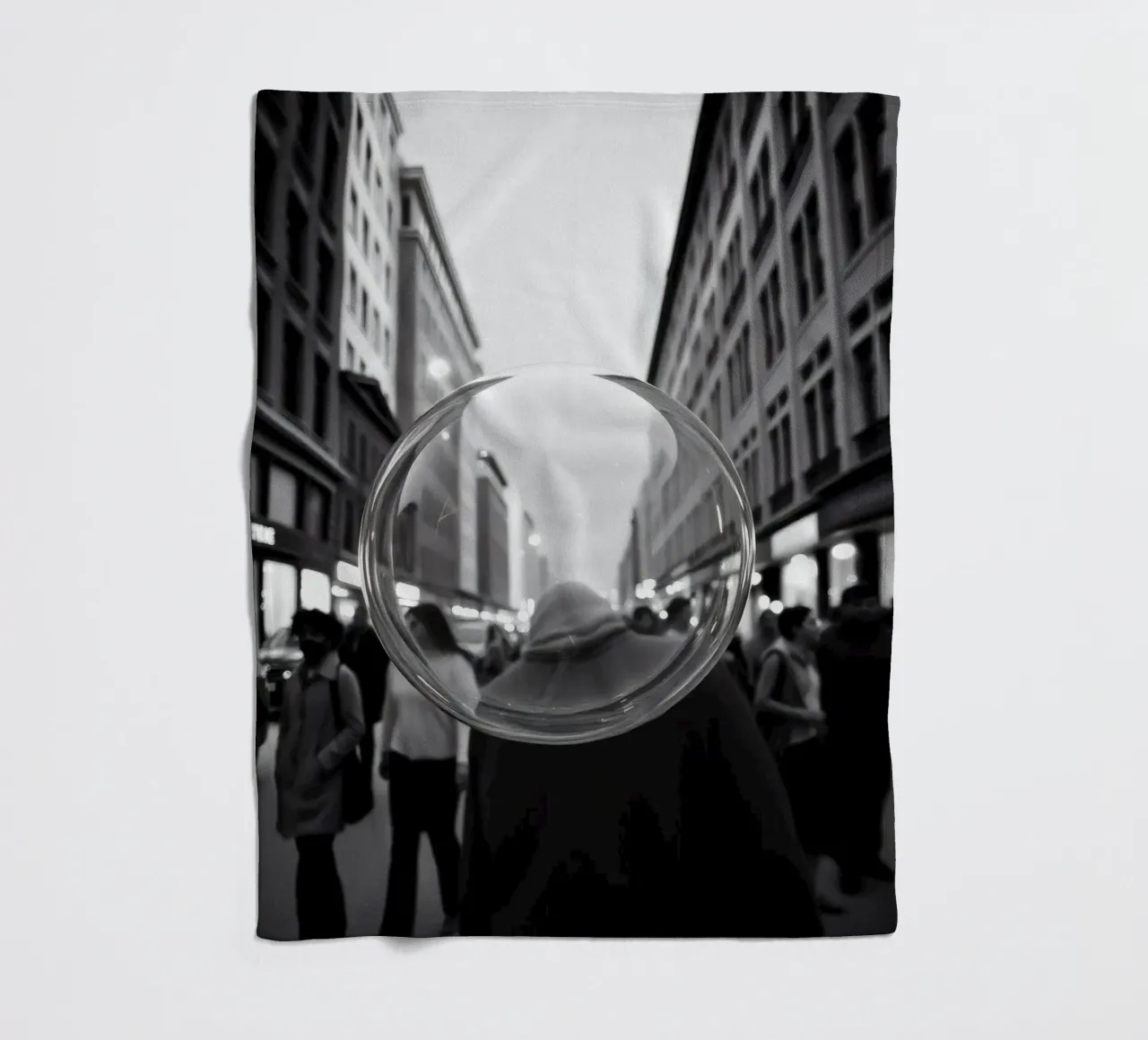 Strada urbana affollata catturata in bianco e nero , bolla di sapone coperta in pile da DesignDoodle