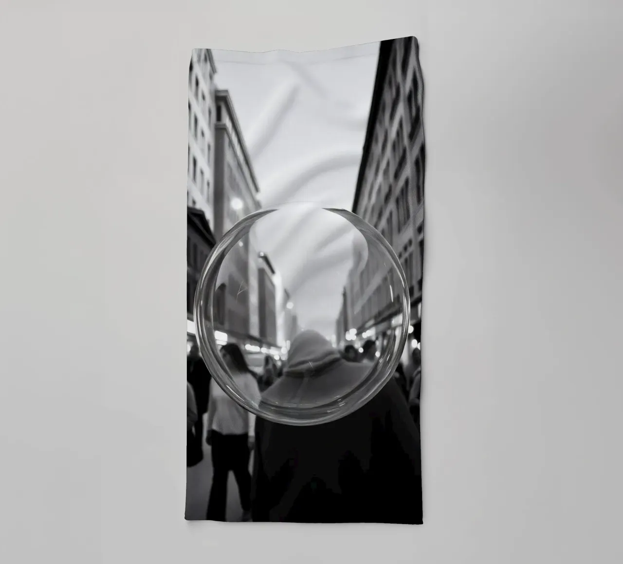Strada urbana affollata catturata in bianco e nero , bolla di sapone asciugamano da bagno da DesignDoodle