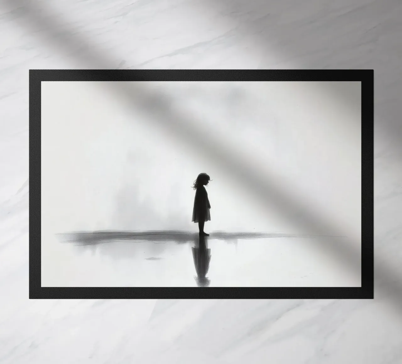 Ragazza in piedi da sola in silhouette su uno sfondo nebbioso zerbino da DesignDoodle