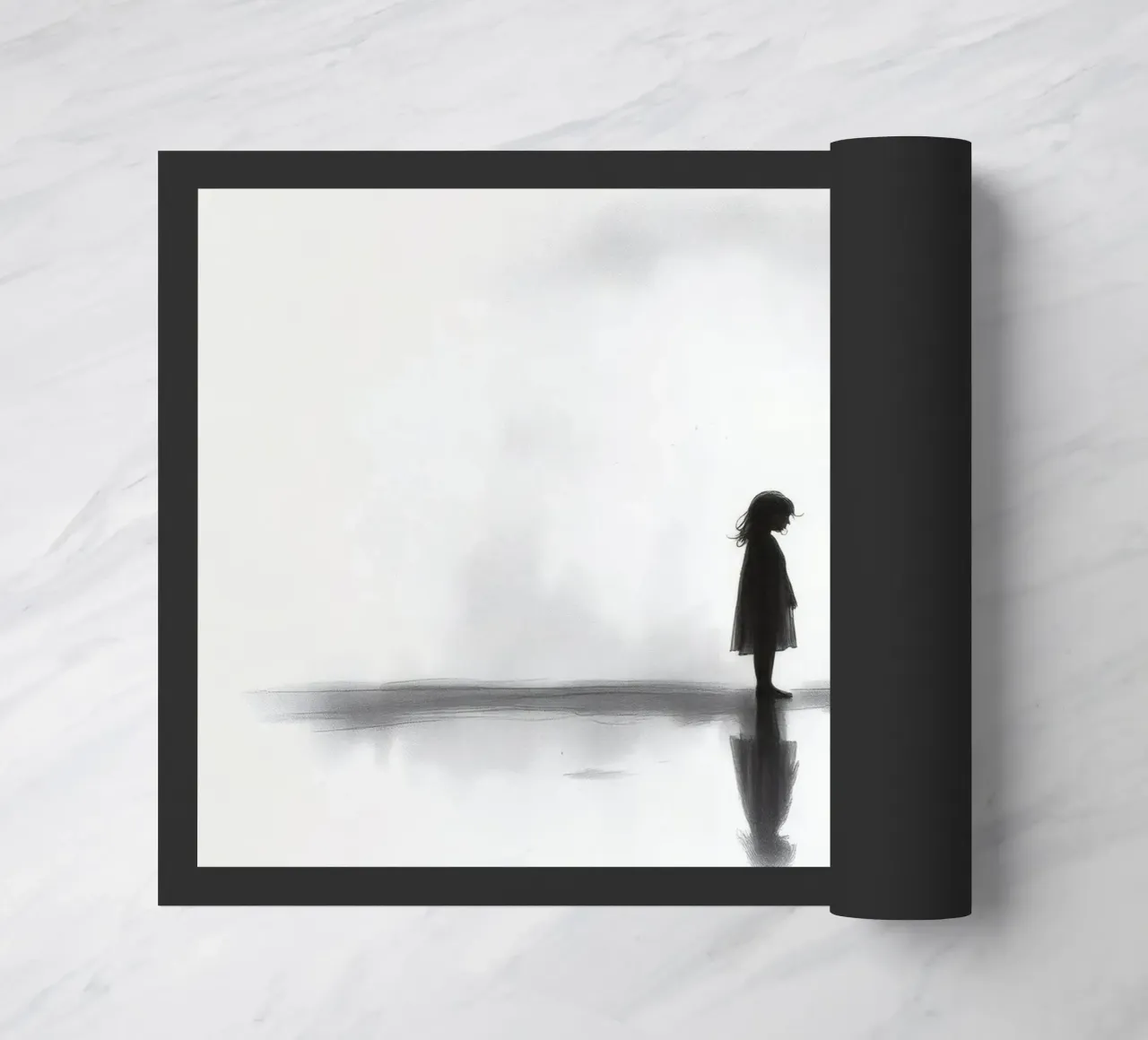 Ragazza in piedi da sola in silhouette su uno sfondo nebbioso zerbino da DesignDoodle