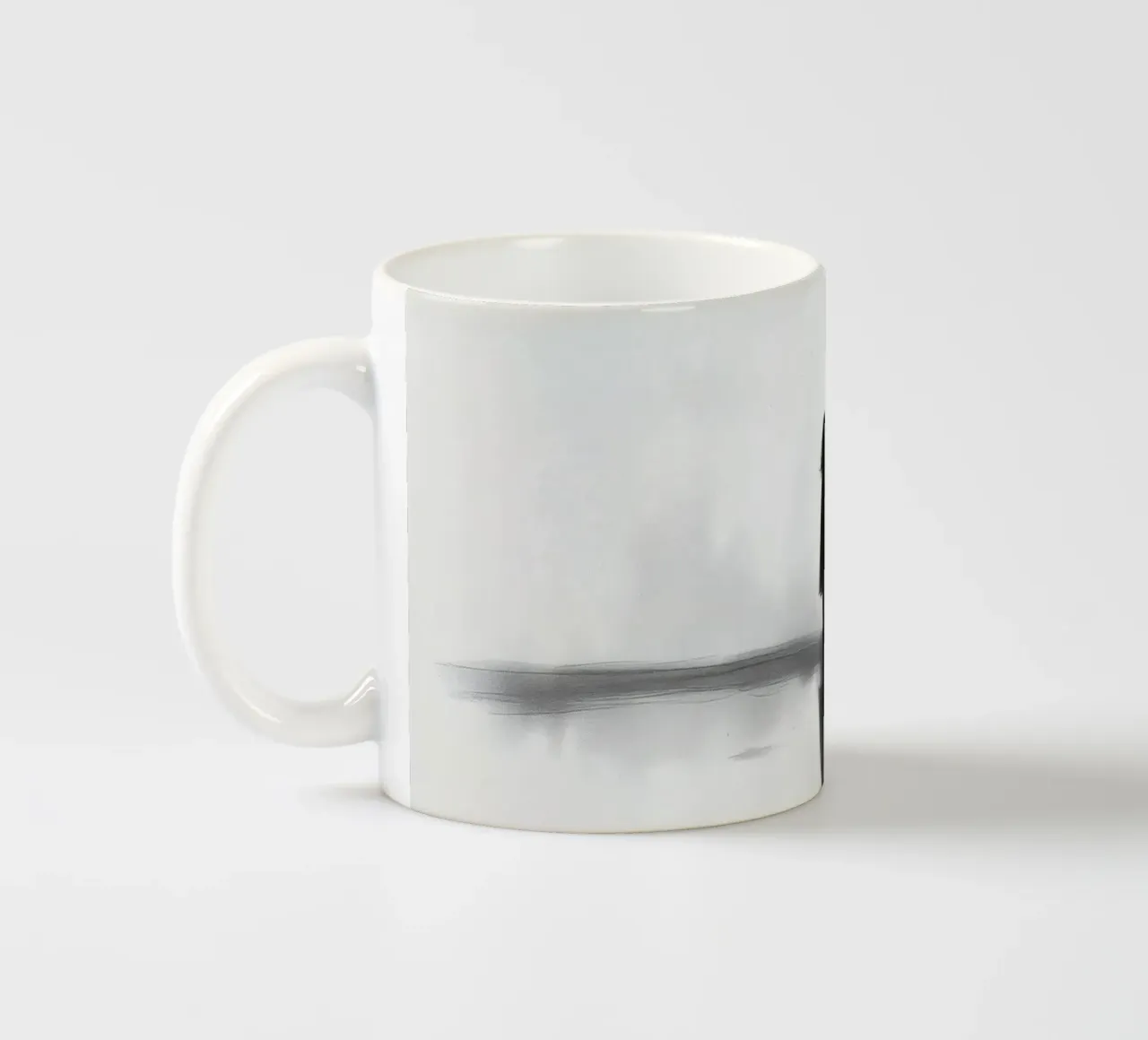 Ragazza in piedi da sola in silhouette su uno sfondo nebbioso tazza in ceramica da DesignDoodle
