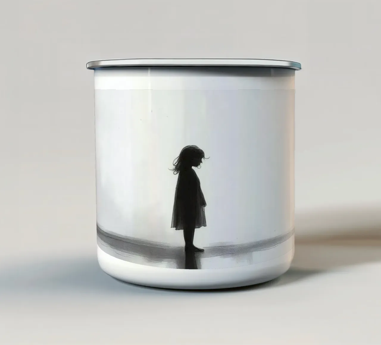 Ragazza in piedi da sola in silhouette su uno sfondo nebbioso tazza in smalto da DesignDoodle