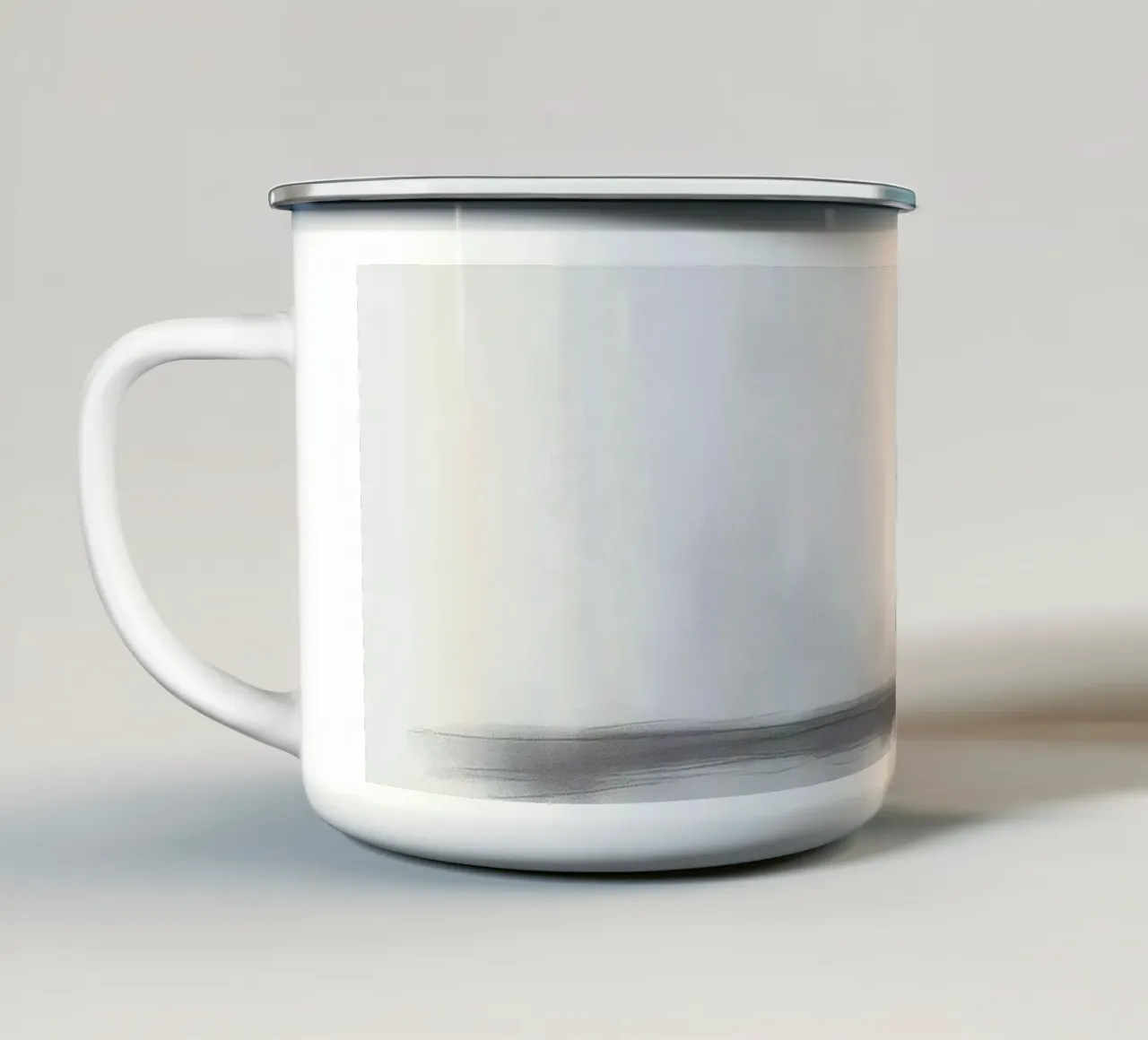 Ragazza in piedi da sola in silhouette su uno sfondo nebbioso tazza in smalto da DesignDoodle