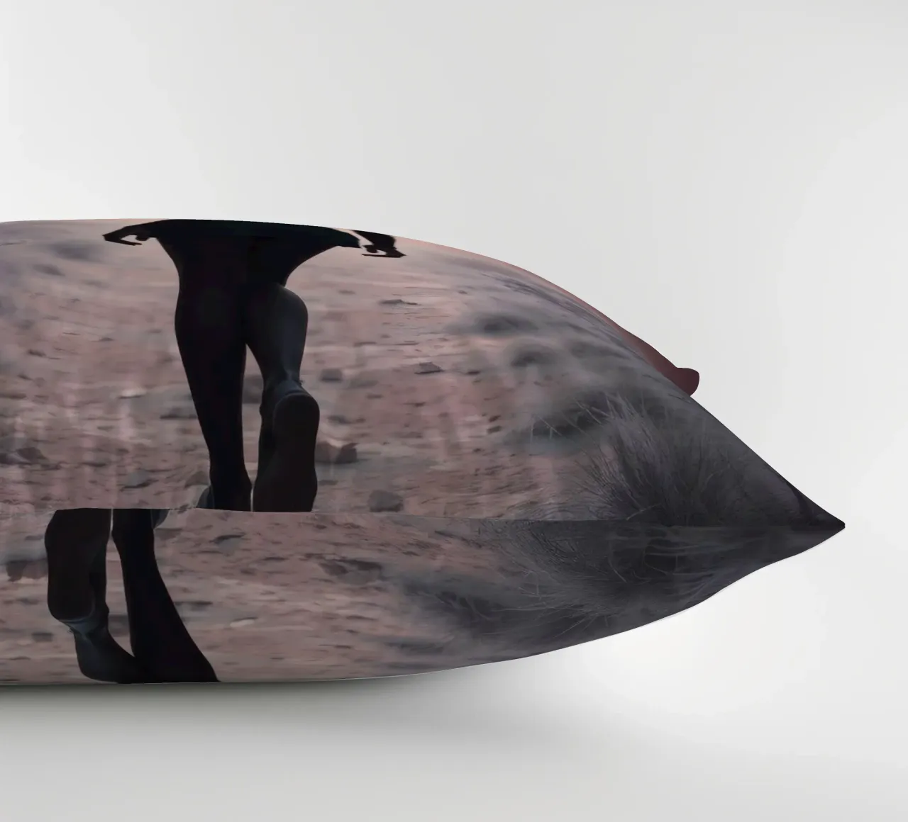 Donna cammina attraverso uno stretto canyon al crepuscolo cuscino da DesignDoodle