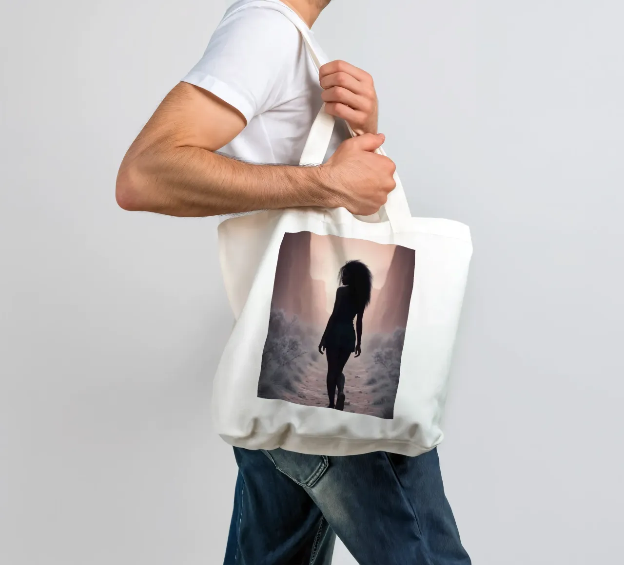 Donna cammina attraverso uno stretto canyon al crepuscolo borsa in juta da DesignDoodle