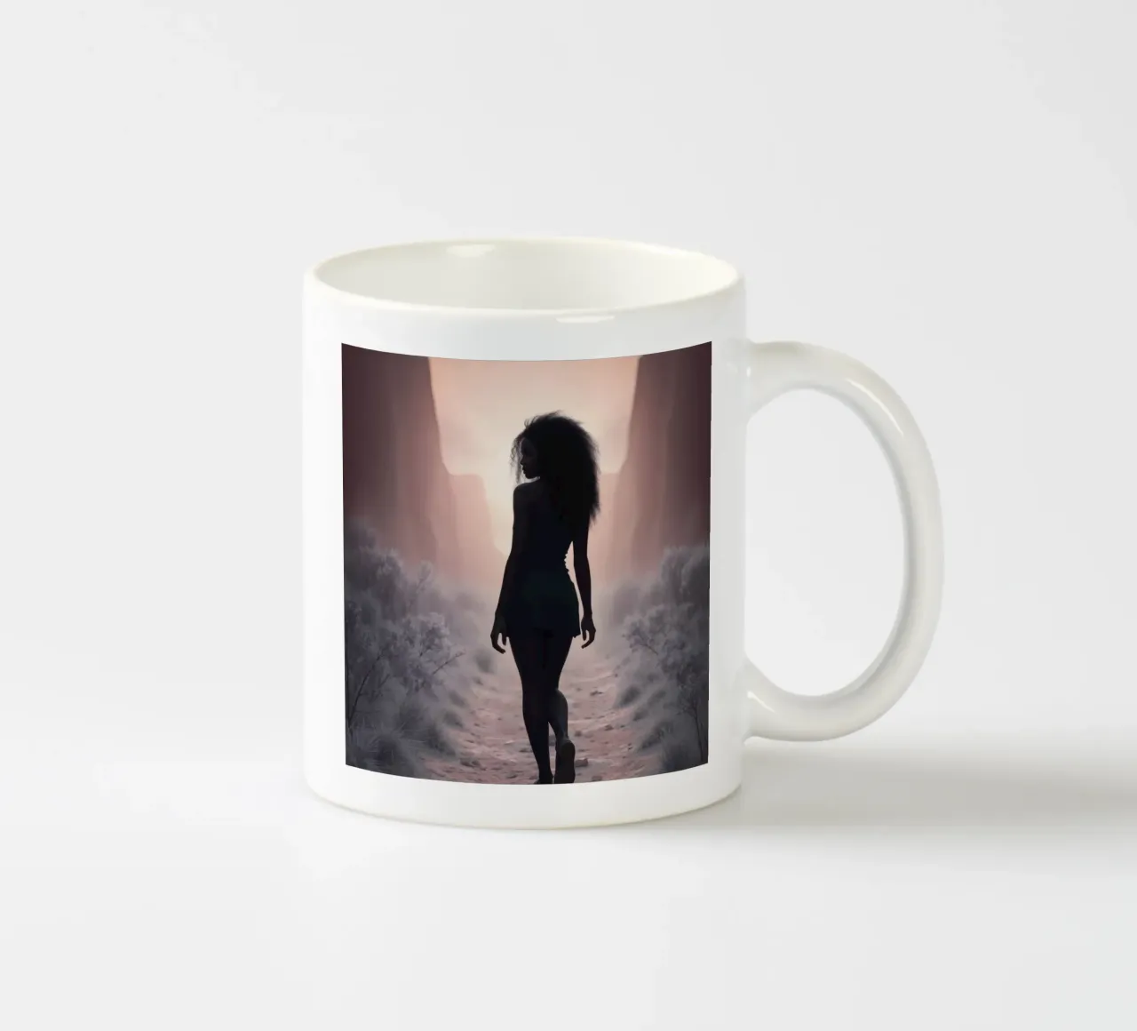 Donna cammina attraverso uno stretto canyon al crepuscolo tazza in ceramica da DesignDoodle