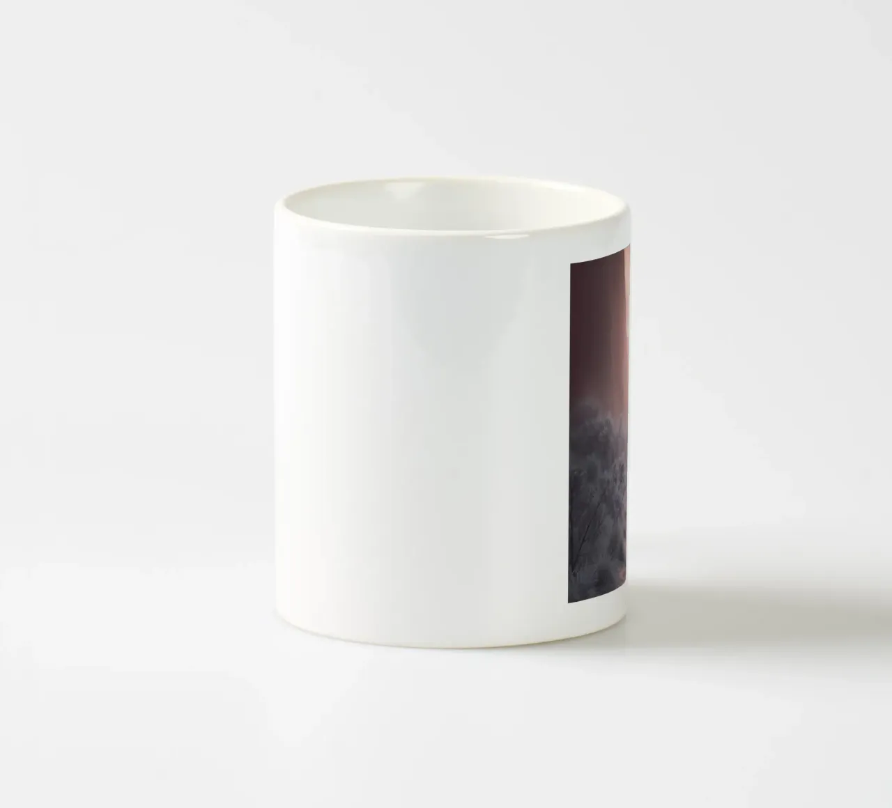 Donna cammina attraverso uno stretto canyon al crepuscolo tazza in ceramica da DesignDoodle