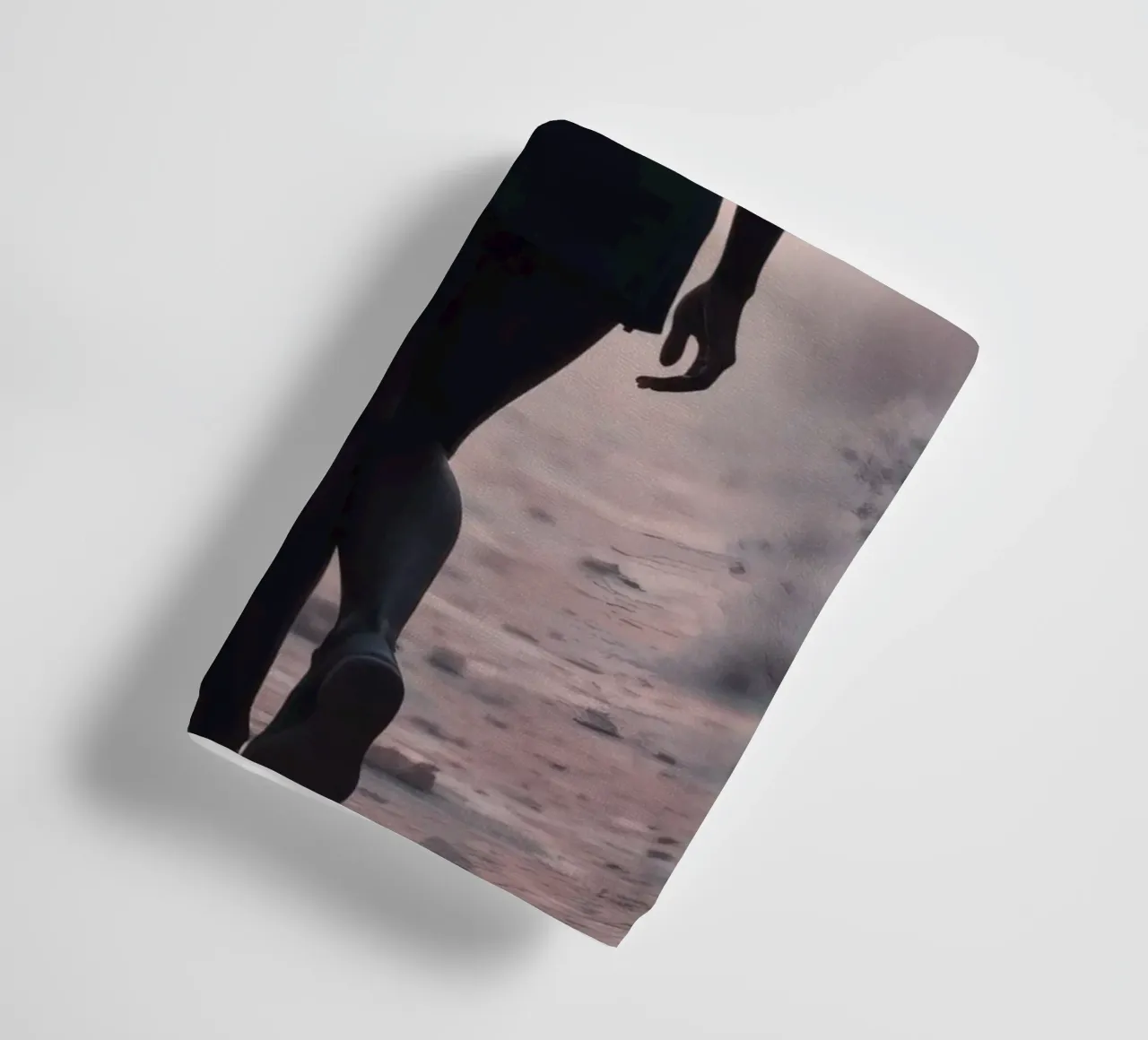Donna cammina attraverso uno stretto canyon al crepuscolo asciugamano da bagno da DesignDoodle